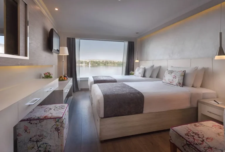 Twin bed cabin with river window on the Acamar
