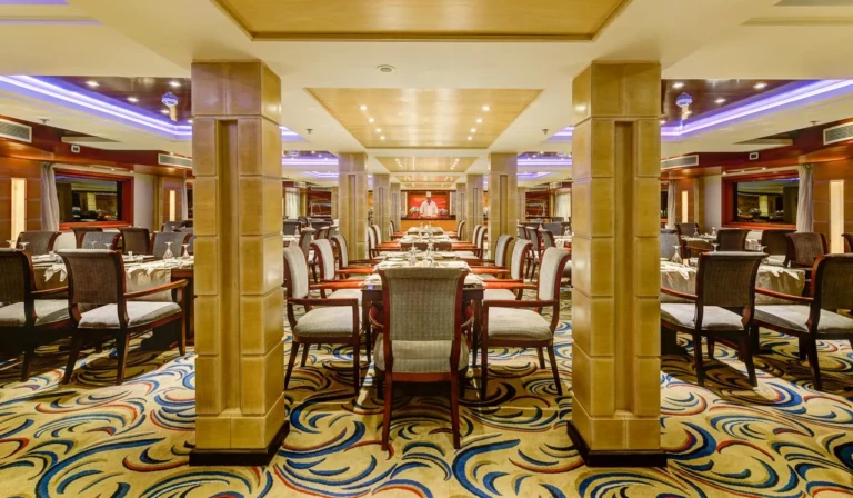 Esmeralda restaurant with columns and patterned carpet