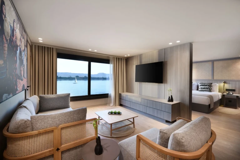Suite living room with sofas and Nile view on the Historia