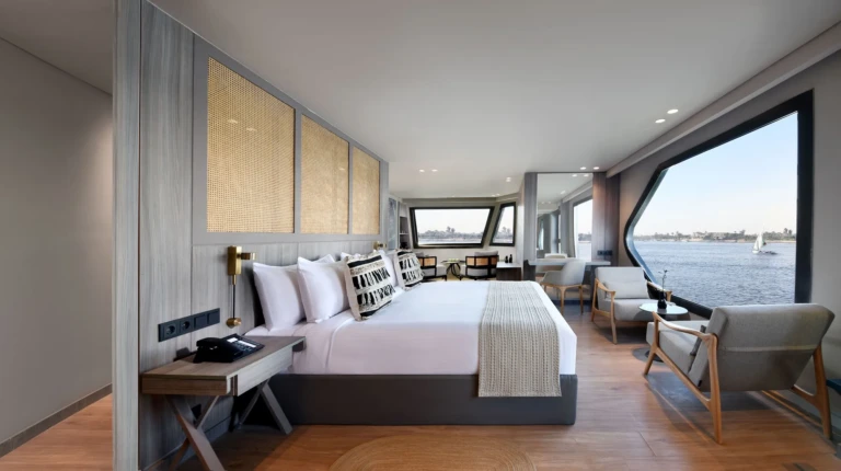 Historia suite with bed and wraparound Nile windows