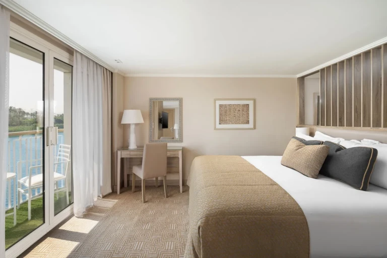 Jaz Viceroy double room with desk and balcony over the Nile