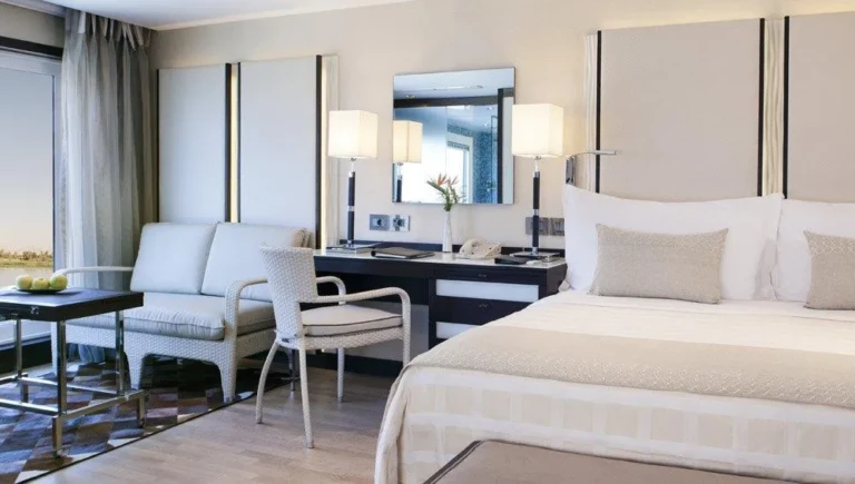 Cabin with double bed, desk and sofa on Oberoi Philae