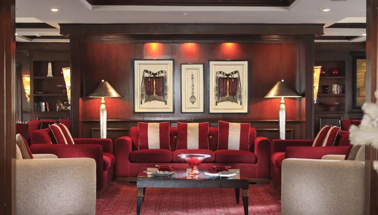 Red sofas and floor lamps in the MS Jaz Senator lounge
