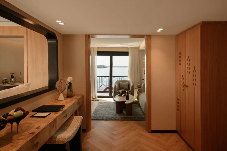 Suite entrance with vanity desk and view to the balcony on Le Fayan