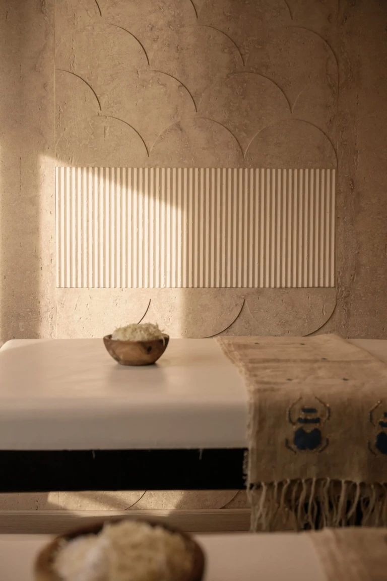 Treatment bed with small bowls in the Le Fayan spa