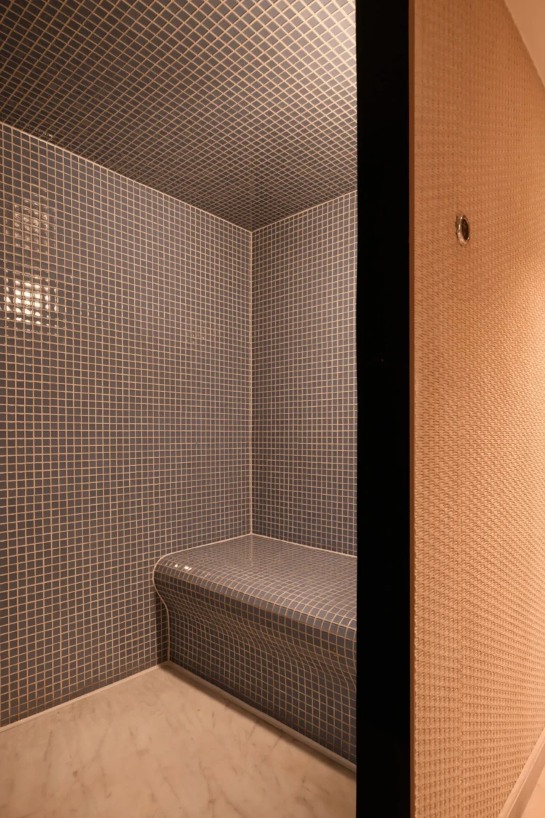 Tiled steam room with bench in the Le Fayan spa