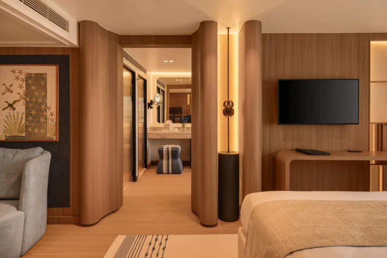 Le Fayan suite with bedroom, TV wall and view to the bathroom