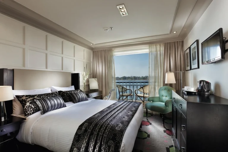 MS Mayfair double bed cabin with armchair and balcony window