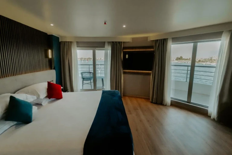 Double cabin with corner windows and wooden floor