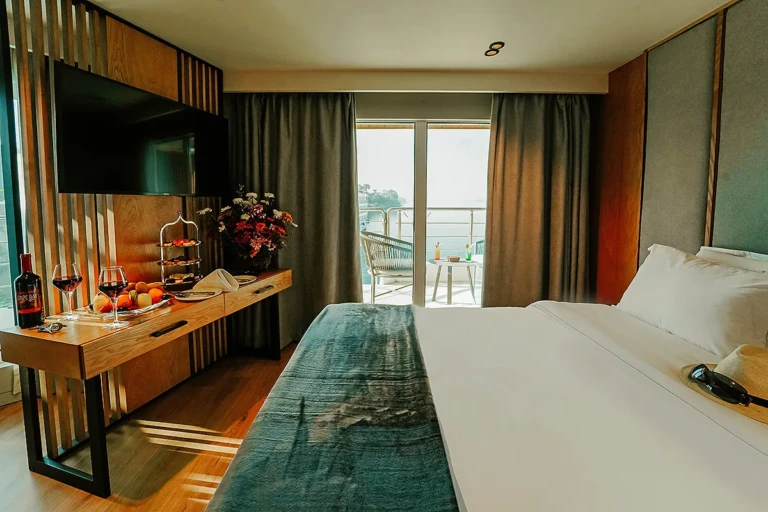 MS Miriam cabin with bed, desk and glass balcony door
