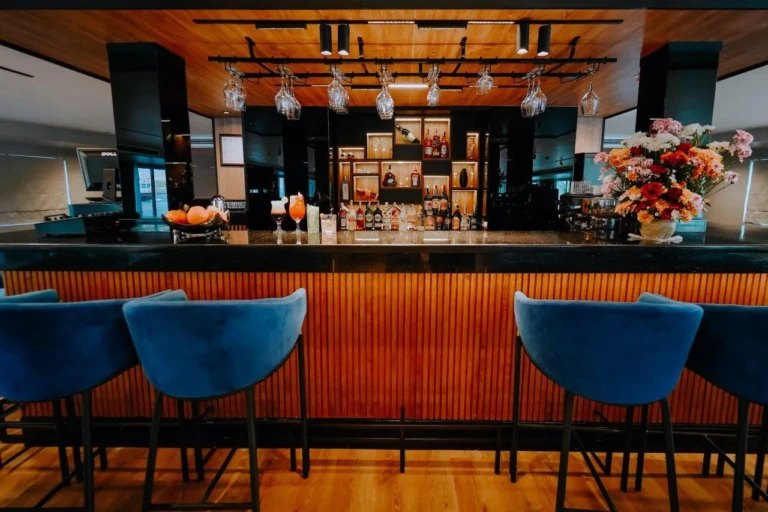 MS Miriam bar counter with blue velvet bar stools