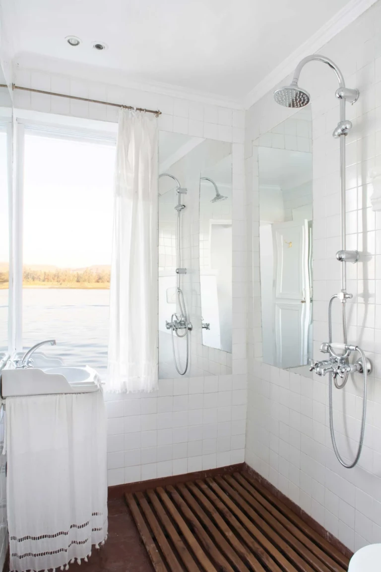 Bathroom with rain shower and slatted wooden floor