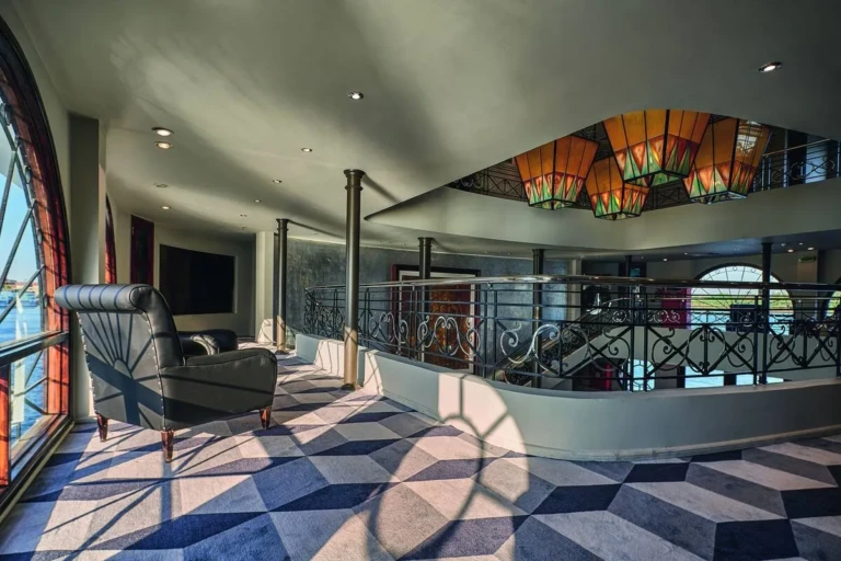 Mezzanine landing with patterned floor and lanterns on the Sun Ray