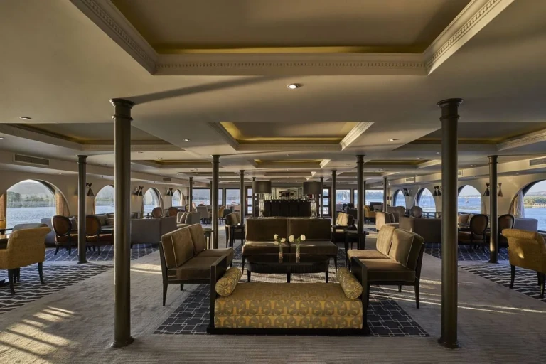 Lounge with armchairs between dark columns on the Sun Ray