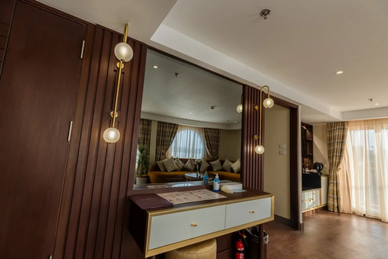 Mirror and drawer unit between wall lamps in a Nebu suite