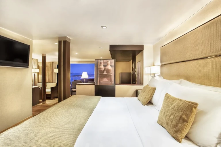 Oberoi Zahra cabin with king bed and wall TV