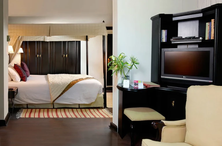 Sun Boat III suite with bed, TV cabinet and armchair