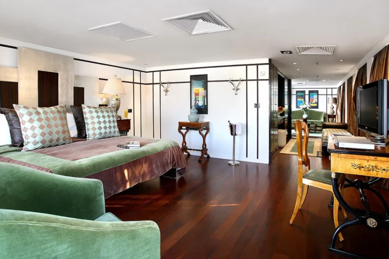 Sun Boat IV suite with bed, sofa and writing desk