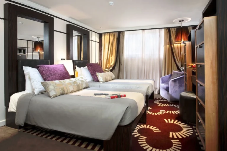 Twin cabin with mirrors and patterned carpet on the Sun Boat IV