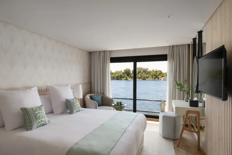 Double cabin on the Soleil with French balcony and wall TV