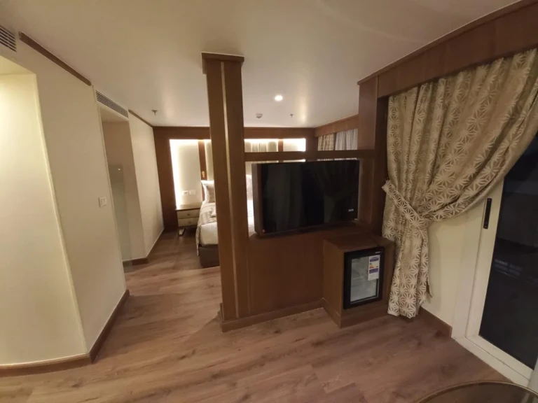 Suite entrance with TV partition and minibar, Sonesta Star Goddess