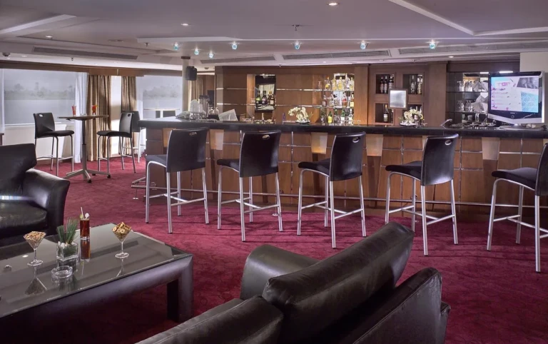 Sonesta Star Goddess bar with high stools and leather armchairs