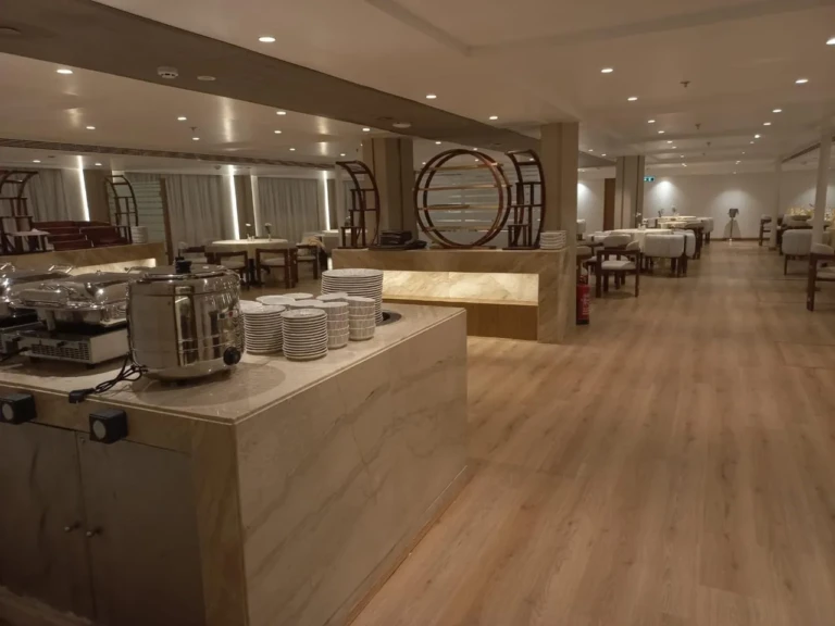 Buffet station with plates and coffee urn in the Sonesta Star Goddess restaurant