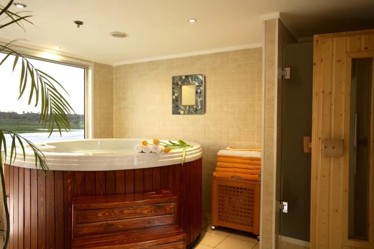 Jacuzzi and wooden sauna door in the Sonesta Star Goddess spa
