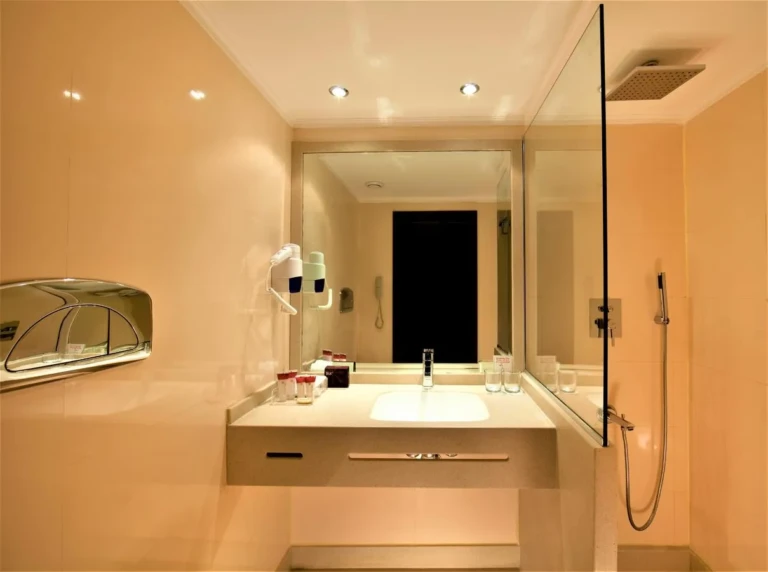 Steigenberger Legacy bathroom with washbasin, mirror and glass shower