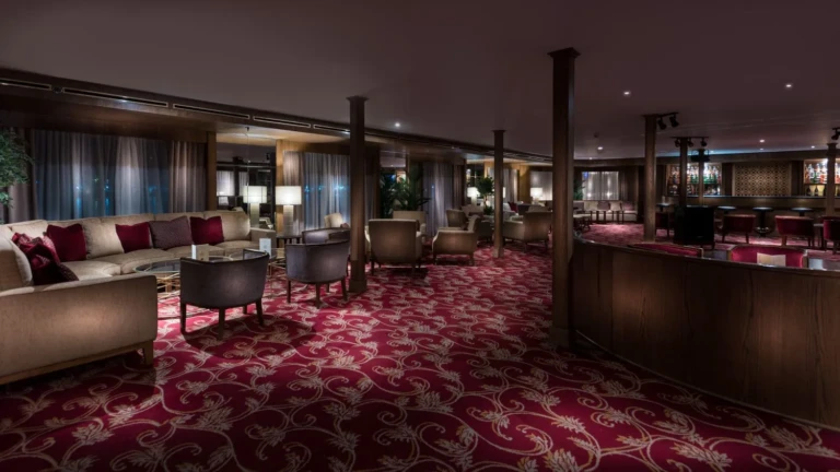 Steigenberger Regency lounge bar with red patterned carpet