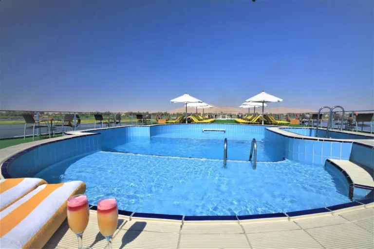 Sun deck pool with parasols and two drinks on the Steigenberger Royale