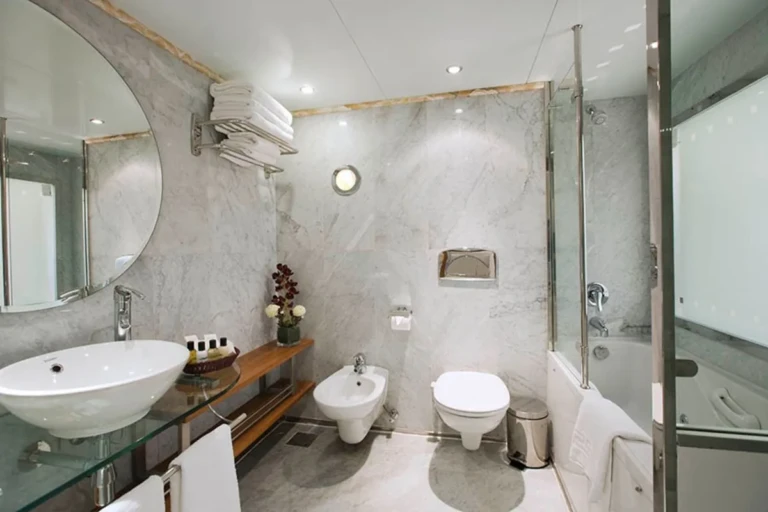 Marble bathroom with round mirror and bathtub on the Al Hambra