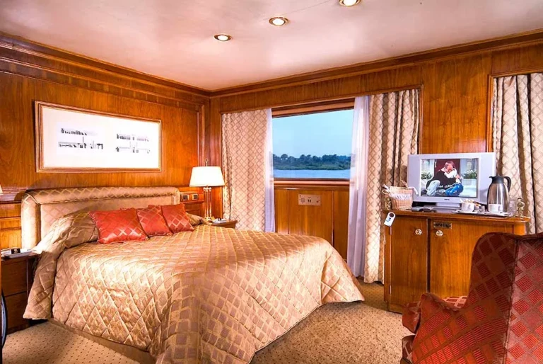 MS Salacia double cabin with wood panelling and Nile window