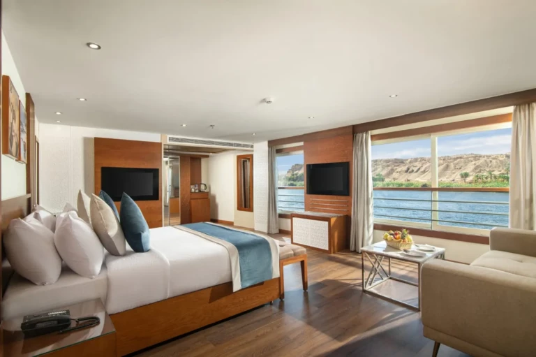 Nile Capital suite with double bed, TV and panoramic Nile windows