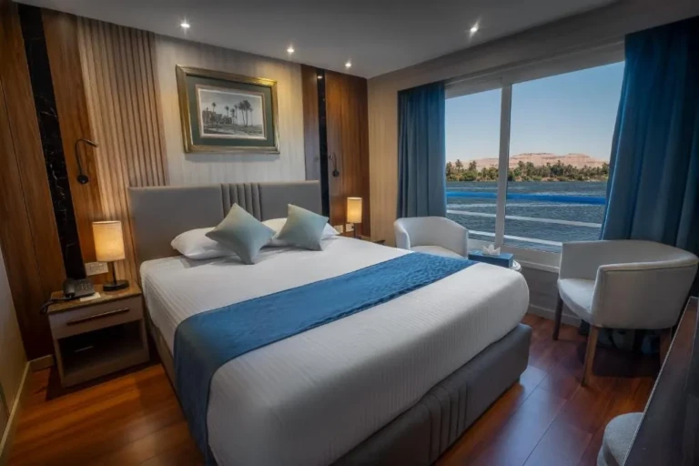 Double cabin with two armchairs and Nile view on the Renaissance