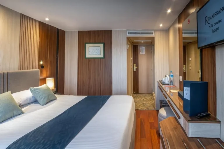 Double cabin with desk and entrance door on the Renaissance